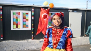 Konteyner kentin ”Pamuk prensesi” depremzede miniklere oyunlarla moral oluyor