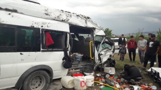 Tarım işçilerini taşıyan minibüs ile hafif ticari araç çarpıştı, 1 kişi öldü, 9 kişi yaralandı