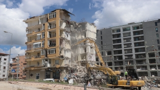 Hatay’da bina yıkım ve enkaz kaldırma çalışmaları sürüyor