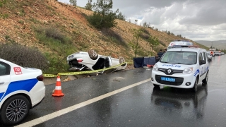 Gaziantep’te devrilen otomobildeki çocuk öldü, ağabeyi yaralandı