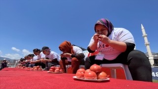 Antalya’da kadınlar domates yeme ve kasa taşıma yarışmasında mücadele etti 