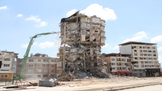 Hatay’da bina yıkım ve enkaz kaldırma çalışmaları sürüyor