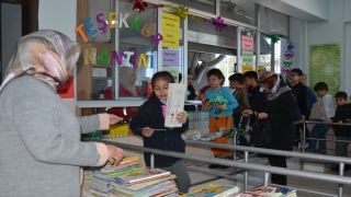 Kahramanmaraş’taki bir ilkokulun kantininden öğrenciler ürünleri ücretsiz alıyor