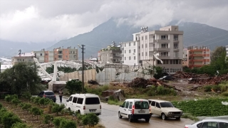 Mersin’de fırtına iş yerleri ve seralara zarar verdi