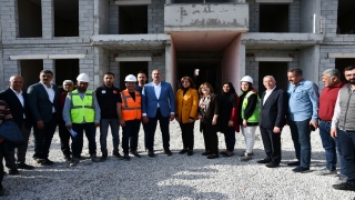 Eski Adalet Bakanı Abdulhamit Gül, İslahiye’deki kalıcı konut inşaatında incelemede bulundu: