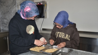 Kahramanmaraş’ta liseliler depremzedeler için ”şambali tatlısı” yaptı