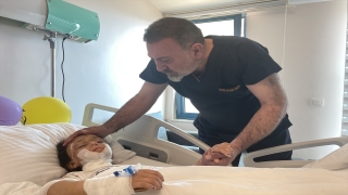 Vücudunun büyük bölümü yanan Iraklı 8 yaşındaki kıza Antalya’da estetik operasyon