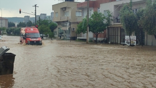 Adana’nın Kozan ilçesinde sağanak nedeniyle bazı evleri ve iş yerlerini su bastı