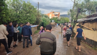 Adana’nın Kozan ilçesinde sağanak nedeniyle bazı evleri ve iş yerlerini su bastı