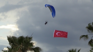 AK Parti Konyaaltı İlçe Teşkilatınca paramotorla gösteri düzenlendi