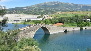 Kahramanmaraş’ta depremzedeler tarihi Ceyhan Köprüsü ve çevresinde zaman geçirip stres atıyor