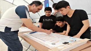 Osmaniye’de depremzede çocuklar maket uçak yapımını öğreniyor