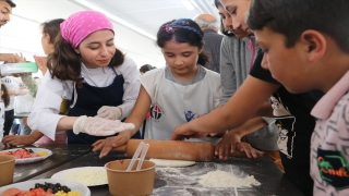 Depremzede çocuk şefler ”iyileştiren pizza” için iş başı yaptı