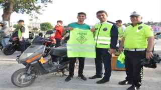 Silifke’de motosiklet sürücülerine reflektif yelek dağıtıldı