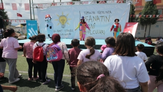 Kahramanmaraş’ta depremzede çocuklar dans edip resim çizdi