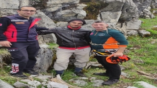Isparta’da kayalıklarda mahsur kalan çoban ve iki keçisi kurtarıldı