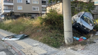 Alanya’da elektrik direğine çarpan hafif ticari aracın sürücüsü öldü