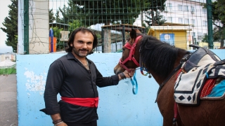 Hatay’da bir seçmen oy kullanmaya atla geldi