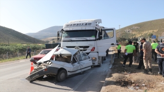 Hatay’da tırın trafik ışıklarında bekleyen araçlara çarptığı kazada 1 kişi yaralandı