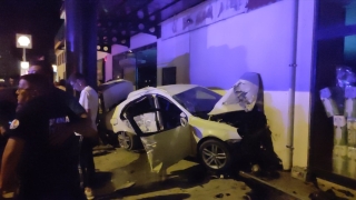 Adana’da midibüse ve market duvarına çarpan otomobildeki 5 kişi yaralandı