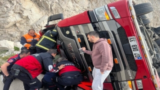 Burdur’da şarampole devrilen tırdaki 2 kişi yaralandı