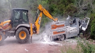 Antalya’da kayalığa çarpan kamyonetteki 2 kişi öldü, 1 kişi yaralandı