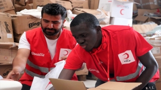 Afrika’dan okumak için geldiği Türkiye’de depremzedelerin yardımına koşuyor