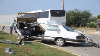 Antalya’da otomobilin refüje çarpması sonucu biri ağır 2 kişi yaralandı
