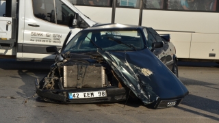 Antalya’da servis midibüsü ile otomobilin çarpıştığı kazada 12 kişi yaralandı