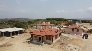 Hatay Altınözü’nde depremzedeler için köy tipi afet evlerinin yapımı sürüyor 
