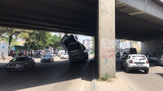 Adana’da kamyon yüklü çekici köprüye sıkıştı
