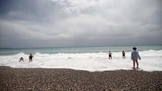 Antalya’da oy kullanan seçmenler dinlenmek için sahilleri tercih etti