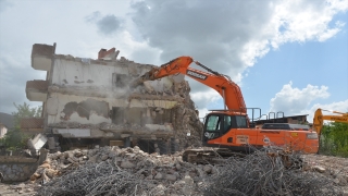 Afşin’de ağır hasarlı yapıların yıkımına başlandı