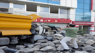 Hatay’da hasarlı minarenin kontrollü yıkımında 2 iş yeri ve 1 kamyon zarar gördü