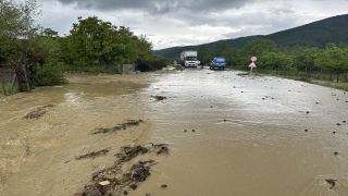 Isparta’da sağanak hayatı olumsuz etkiledi