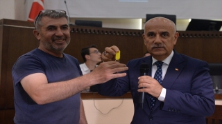 Bakan Kirişci, Kahramanmaraş’ta konteyner dükkan anahtarı teslim etti