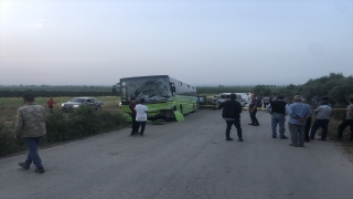 Adana’da belediye otobüsü ile minibüsün çarpışması sonucu 2 kişi öldü, 10 kişi yaralandı