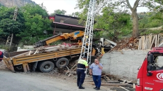 Mersin’de vincin ağaca çarptığı kazada 2 kişi yaralandı