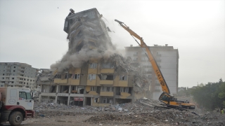 Kahramanmaraş’ta Ebrar Sitesi’nde ağır hasar alan son iki binadan biri daha kontrollü şekilde yıkıldı