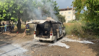Antalya’da park halindeki minibüste çıkan yangın söndürüldü
