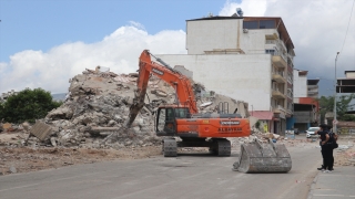 Hatay’da ağır hasarlı 4 katlı bina çöktü