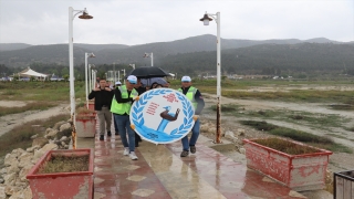 Burdur Gölü’nün suyla bağlantısı kesilen iskelesine çelenk bırakıldı