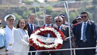 Antalya’da depremzedeler anısına denize çelenk bırakıldı