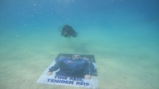 AK Parti’li meclis üyesi denizin altında Cumhurbaşkanı Erdoğan’ın posterini açtı