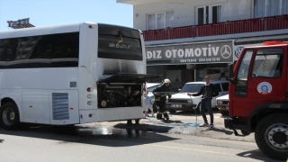 Antalya’da seyir halindeyken alev alan tur otobüsünde hasar oluştu