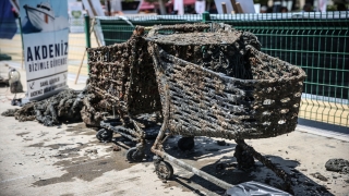 Mersin’de deniz dibinden alışveriş sepeti, halat ve çanak anten çıktı