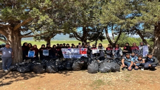 Elmalı’da öğrenciler Avlan Gölü’nde çevre temizliği yaptı
