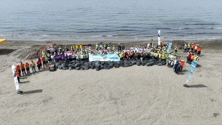 Mersin’de öğrenciler ve gönüllüler sahil temizliği yaptı
