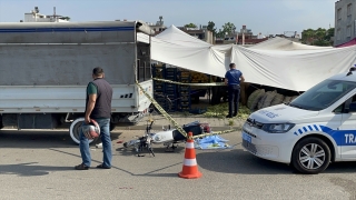 Adana’da kamyonete çarpan motosikletin sürücüsü öldü