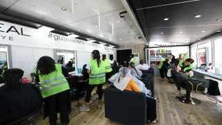 L’Oreal’in mobil güzellik servisleri tırı deprem bölgesindeki kadınlarla buluştu